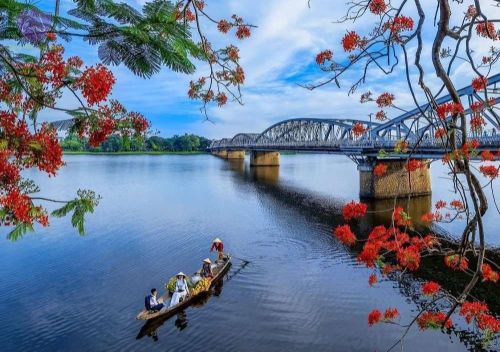 Fleuve Huong : la voie d’eau emblématique de Hué, entre histoire, culture et beauté
