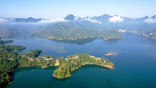 Le majestueux fleuve Da : un voyage à travers la nature sauvage et la culture vietnamienne