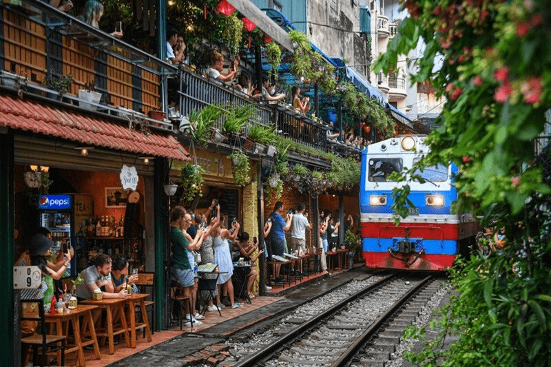 hanoi-train-street-3