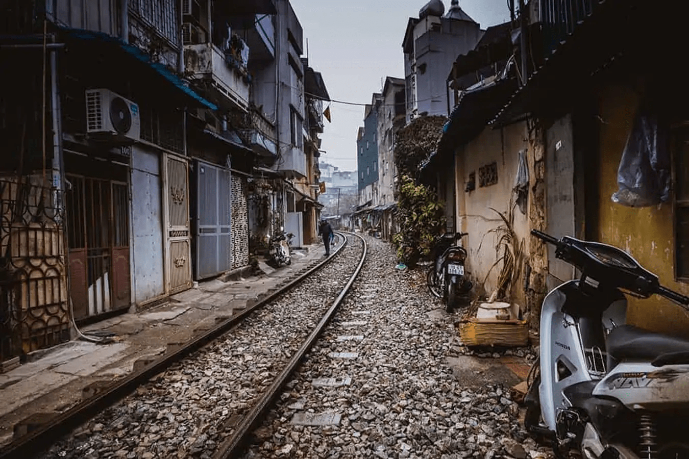 hanoi-train-street-5