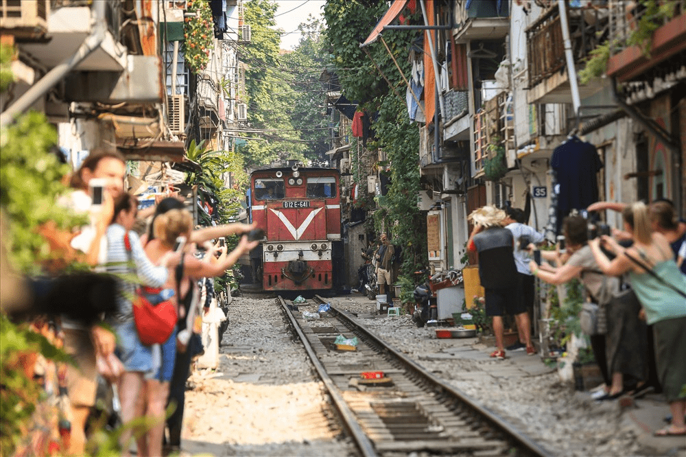 hanoi-train-street-7
